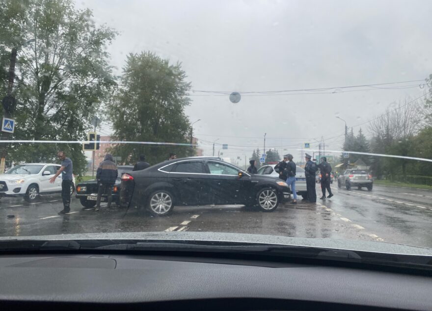 На перекрестке с неработающим светофором в Твери произошло ДТП На перекрестке с неработающим светофором в Твери произошло ДТП