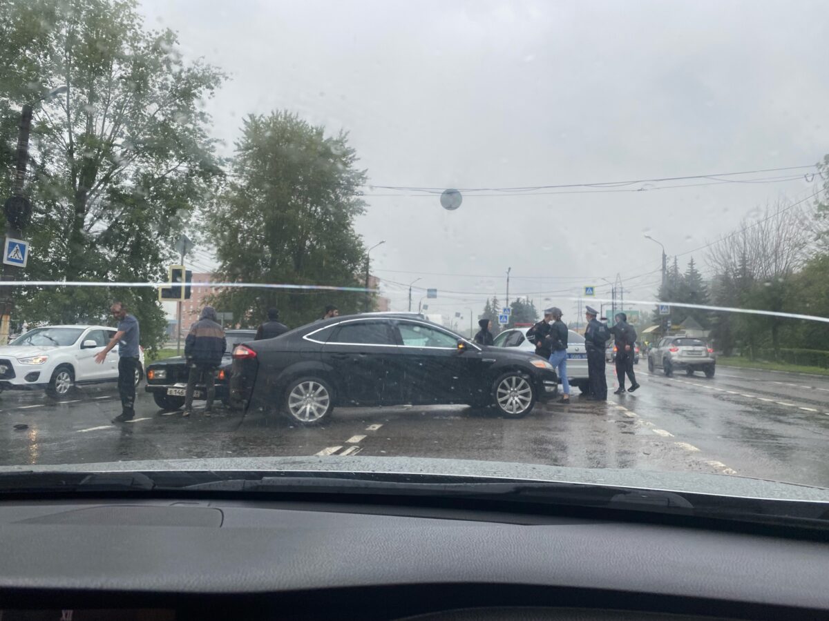 На перекрестке с неработающим светофором в Твери произошло ДТП