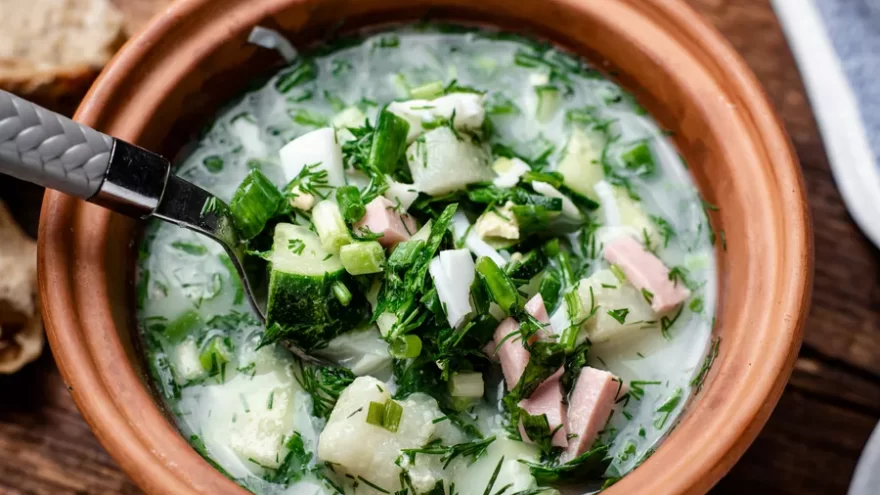 Диетолог рассказала об опасных продуктах в окрошке