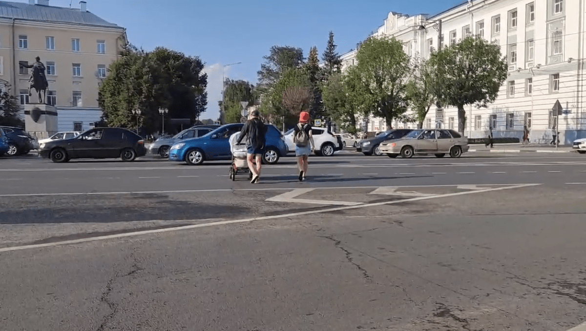 В Твери пара с коляской перешла оживлённую площадь в неположенном месте В Твери пара с коляской перешла оживлённую площадь в неположенном месте
