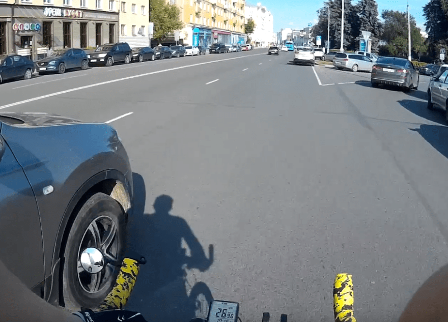 В Твери водитель иномарки едва не сбил велосипедиста