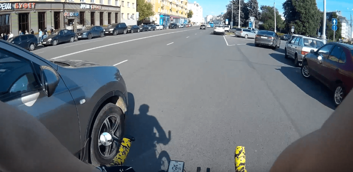 В Твери водитель иномарки едва не сбил велосипедиста