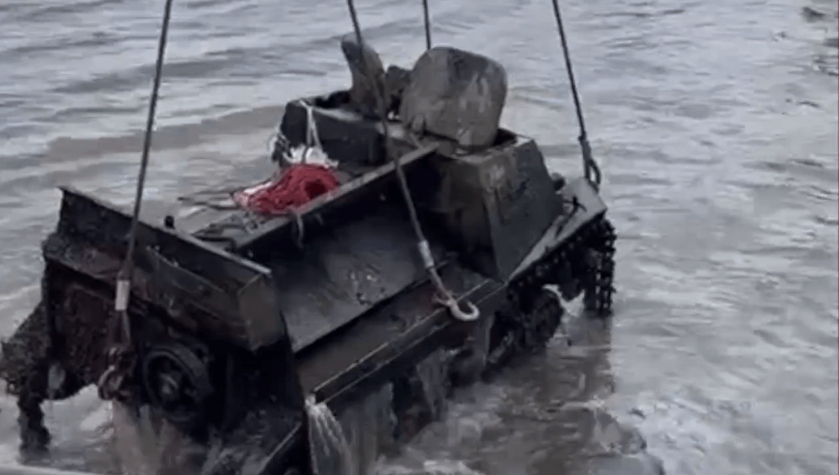 Из Волги под Тверью подняли артиллерийский тягач