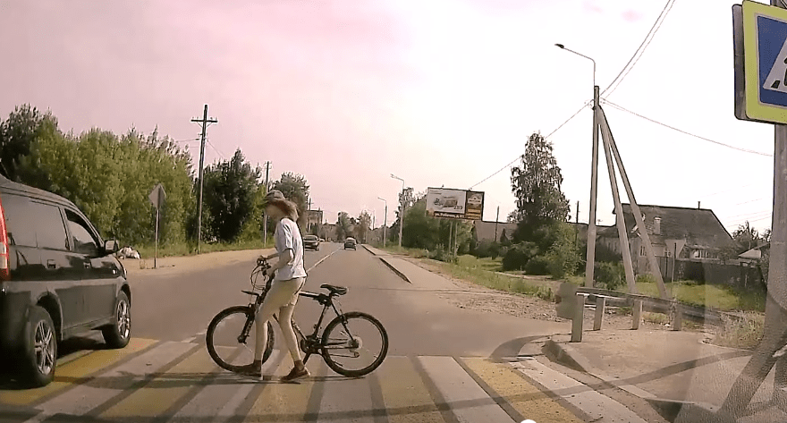 В Тверской области опубликовали видео опасной для жизни встречи на «зебре» В Тверской области опубликовали видео опасной для жизни встречи на «зебре»