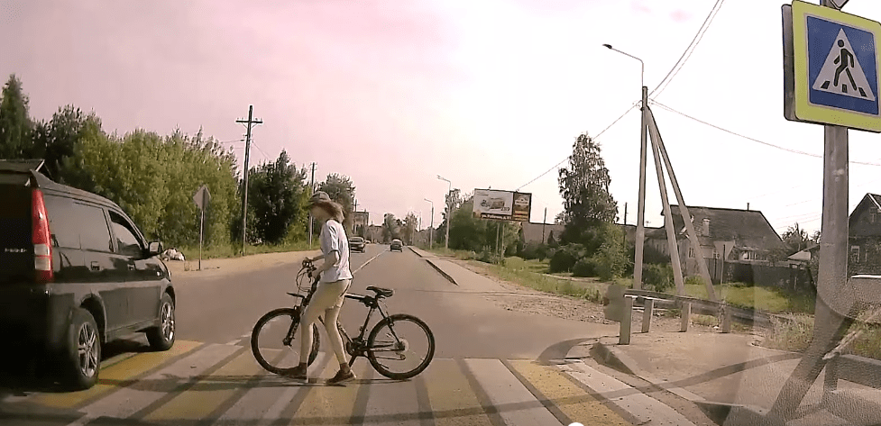 В Тверской области опубликовали видео опасной для жизни встречи на «зебре» В Тверской области опубликовали видео опасной для жизни встречи на «зебре»