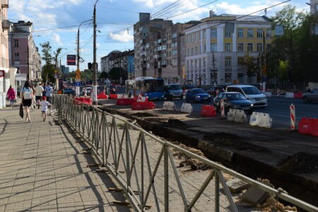 Стало известно, что появится на месте снесенного каменного парапета возле "Детского мира" в Твери Стало известно, что появится на месте снесенного каменного парапета возле "Детского мира" в Твери