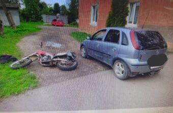 Мотоциклист без прав пострадал в столкновении с автомобилем в Тверской области