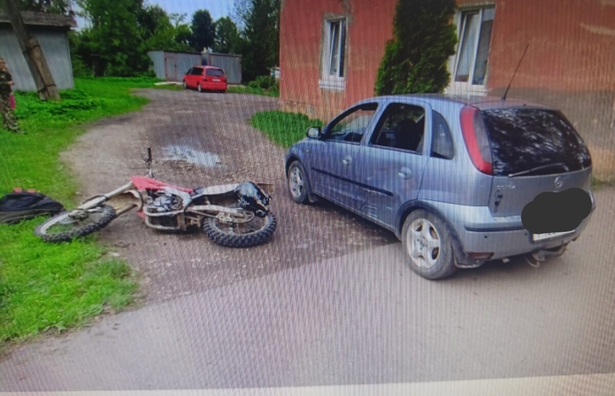 Мотоциклист без прав пострадал в столкновении с автомобилем в Тверской области