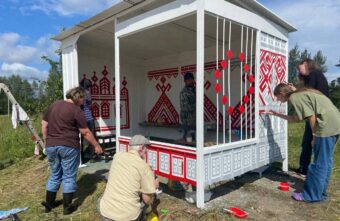 Жители Тверской области «вышили» автобусную остановку русскими узорами Жители Тверской области «вышили» автобусную остановку русскими узорами