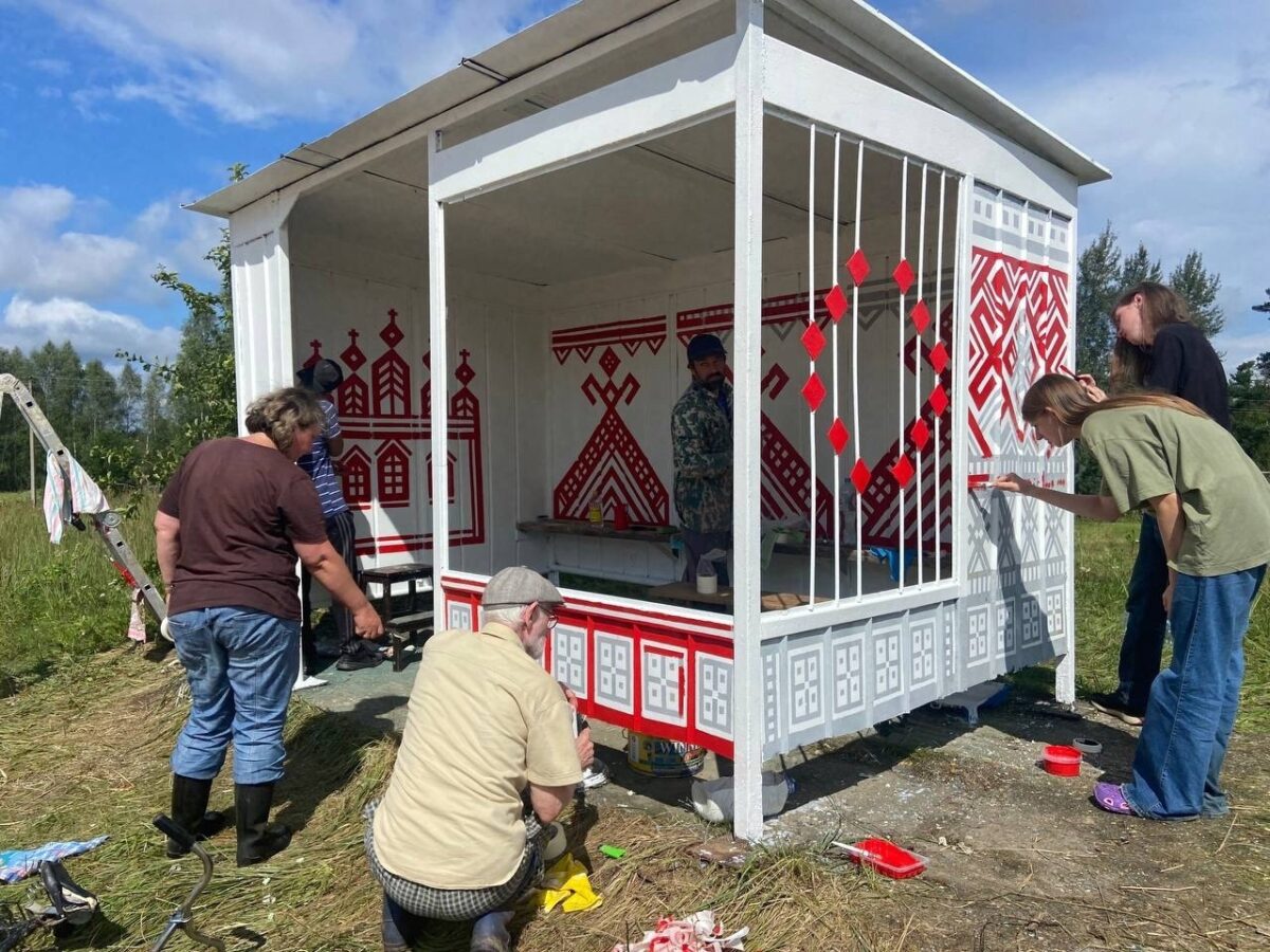 Жители Тверской области «вышили» автобусную остановку русскими узорами