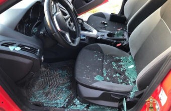 В Твери молодой человек прыгал по машинам, бил стекла и раскидывал вещи из салона по улице