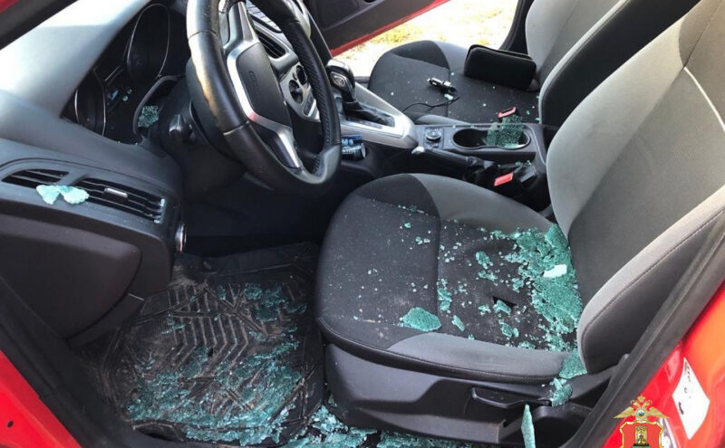 В Твери молодой человек прыгал по машинам, бил стекла и раскидывал вещи из салона по улице