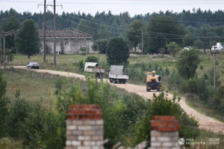 С места крушения самолета Embraer в Тверской области готовятся вывезти обломки