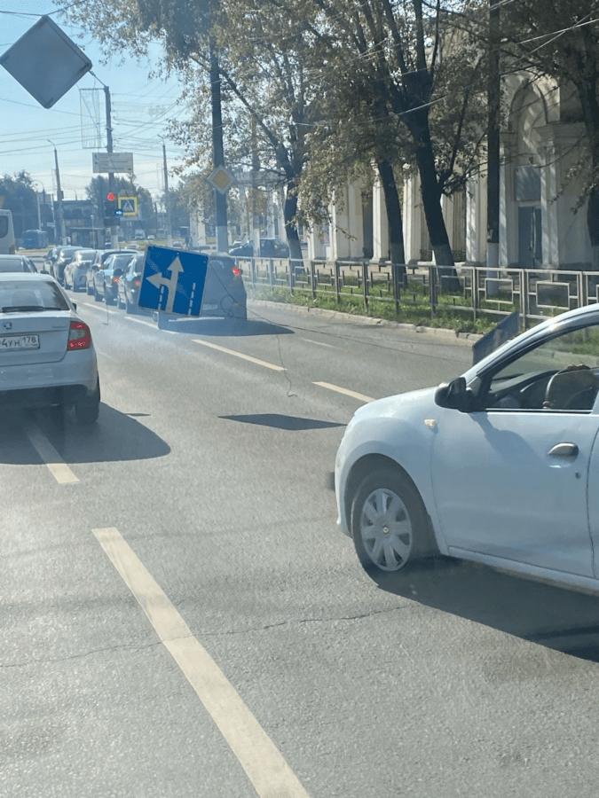 Перед площадью в Твери на дорогу опустились знаки