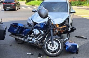 Появилось видео столкновения мотоцикла и легковушки в Твери Появилось видео столкновения мотоцикла и легковушки в Твери