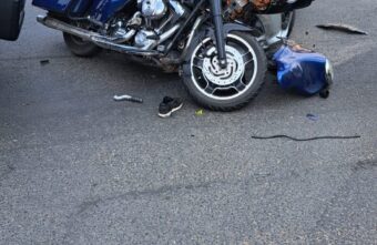 На перекрестке в Твери легковушка "подбила" мотоцикл