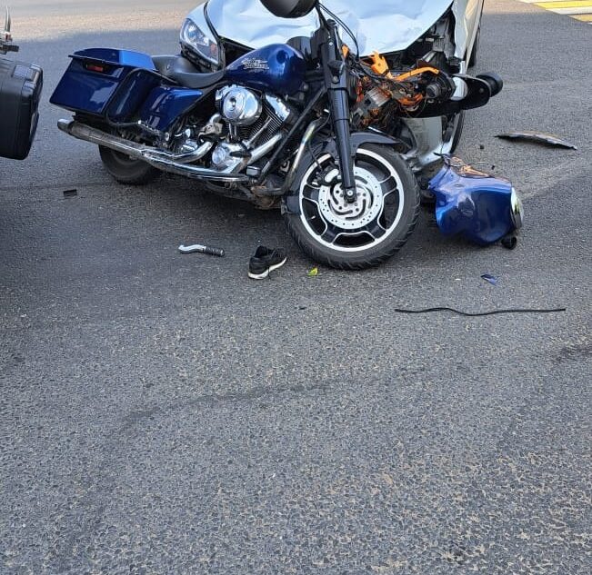 На перекрестке в Твери легковушка "подбила" мотоцикл