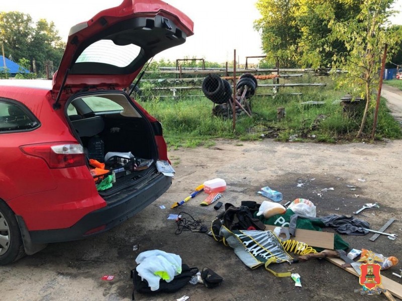 В Твери молодой человек прыгал по машинам, бил стекла и раскидывал вещи из салона по улице