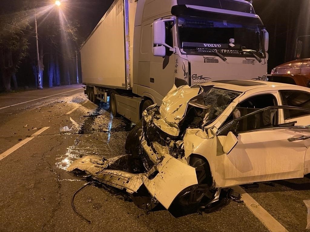 Спешащий водитель "Форда" пострадал в столкновении с "Фольксвагеном" в Тверской области