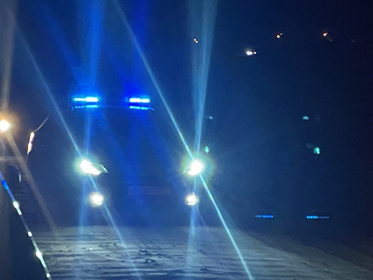 С места событий: территорию вокруг места крушения самолета оцепили силовики