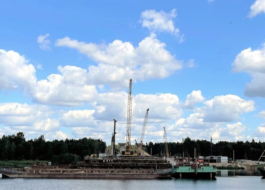 На мосту через Волгу в Твери устанавливают три последних опоры