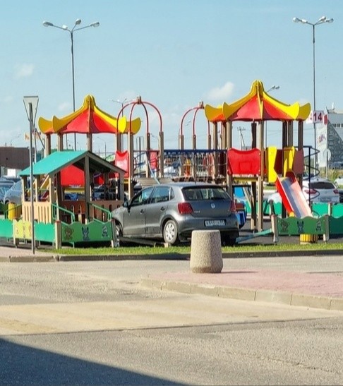 В Твери легковушка снесла детскую площадку у торгового центра