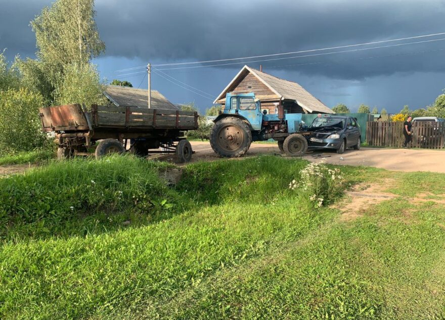 В Тверской области пассажирка легковушки погибла в ДТП с трактором В Тверской области пассажирка легковушки погибла в ДТП с трактором
