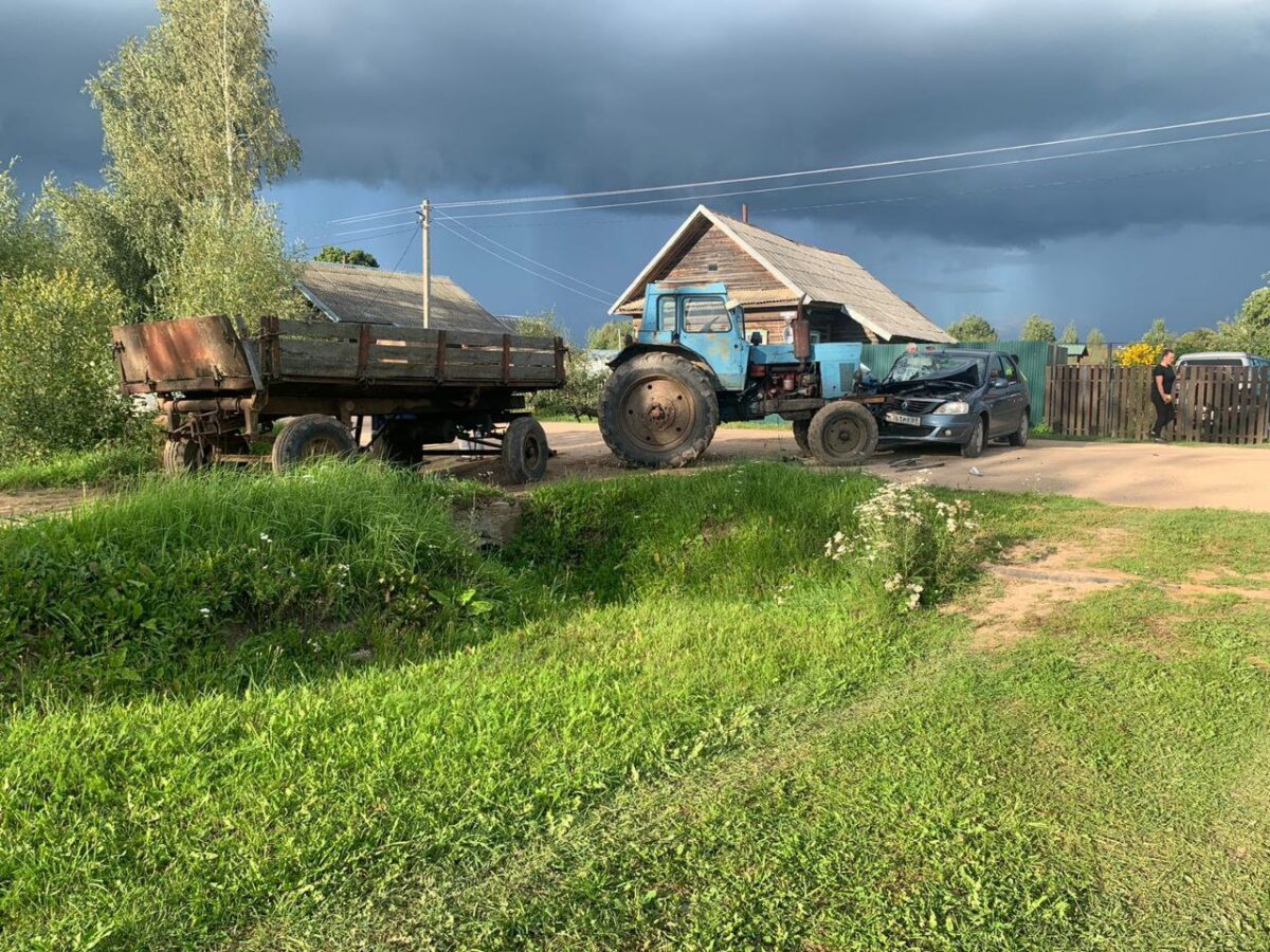 В Тверской области пассажирка легковушки погибла в ДТП с трактором