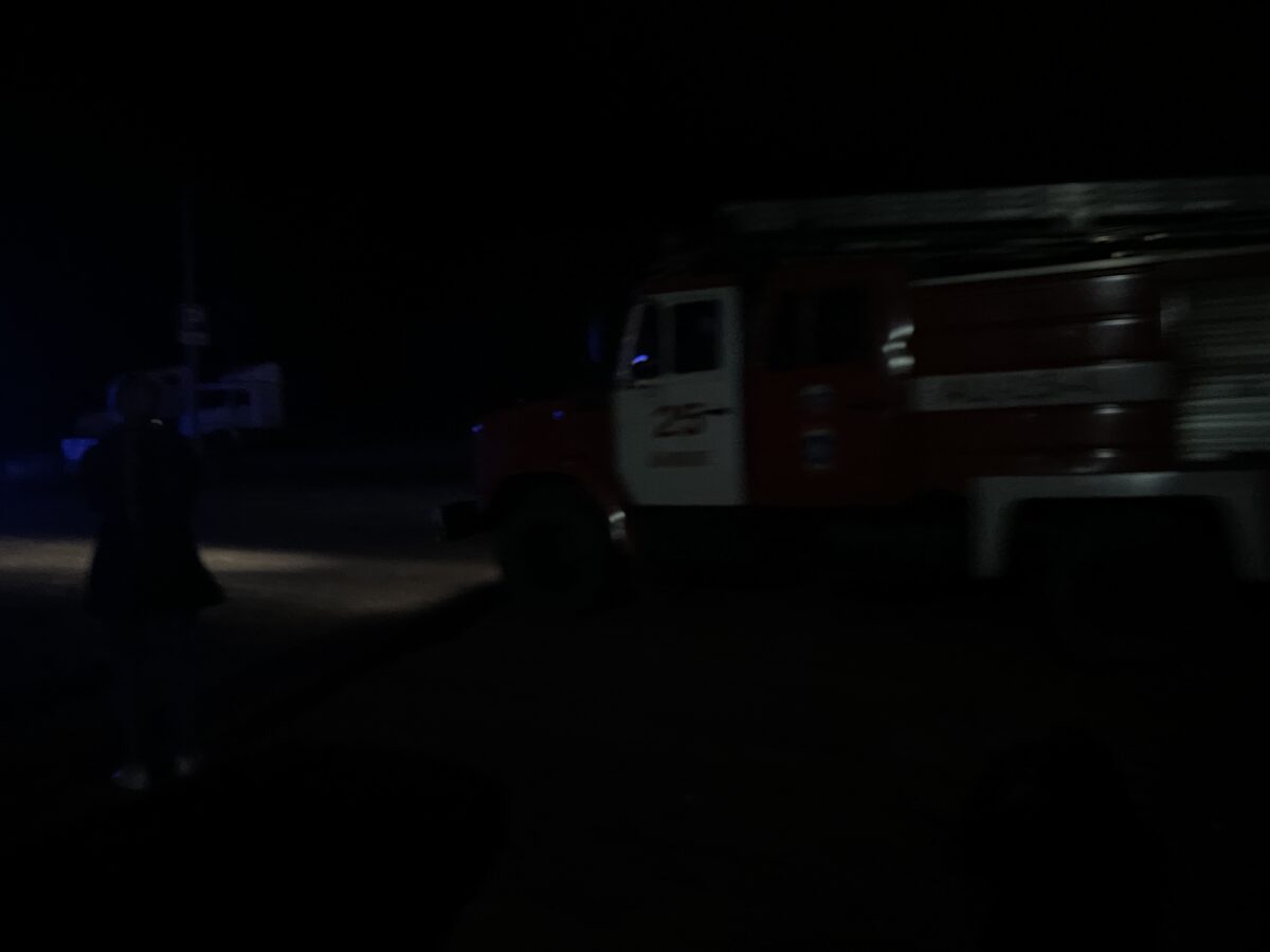 С места событий: территорию вокруг места крушения самолета оцепили силовики