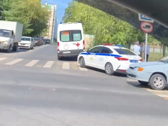 В Твери самокатчик сбил бабушку-пешехода