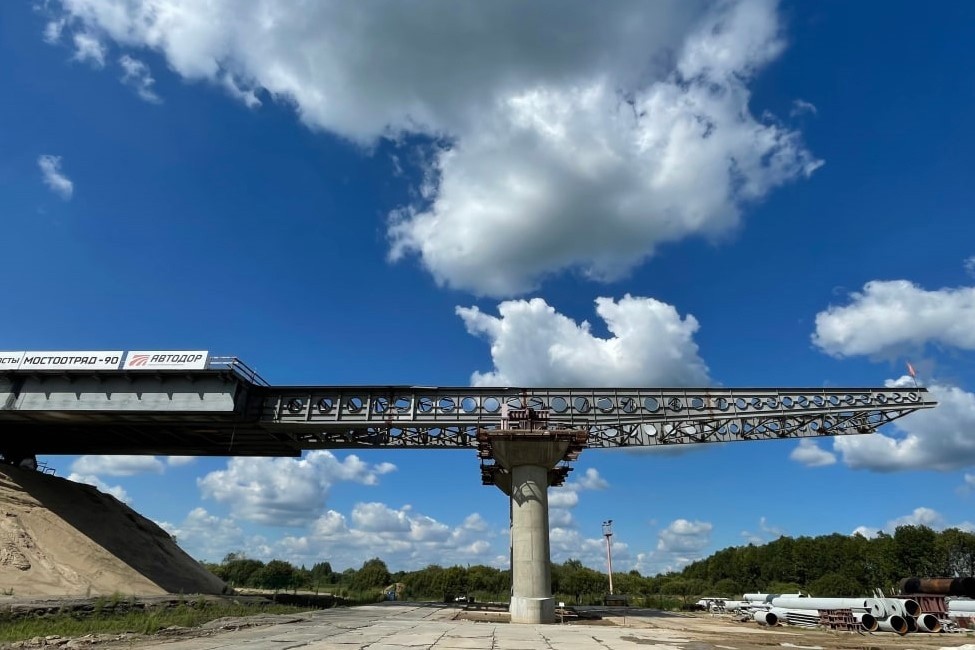 На мосту через Волгу в Твери устанавливают три последних опоры