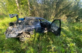 В Твери водитель легковушки врезался в машину инкассации