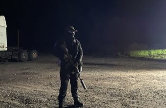 С места событий: территорию вокруг места крушения самолета оцепили силовики