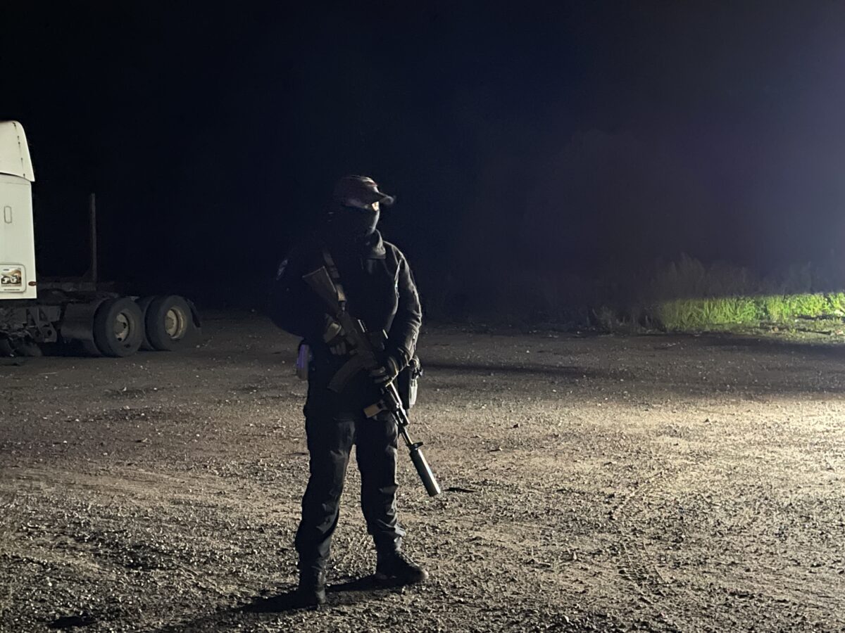 С места событий: территорию вокруг места крушения самолета оцепили силовики