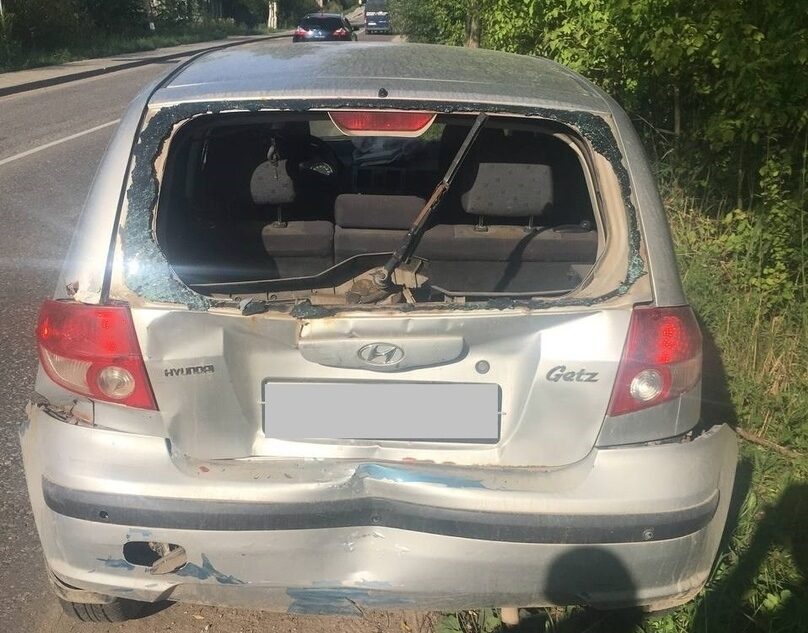 В Тверской области "Логан" врезался в ограждение и опрокинулся