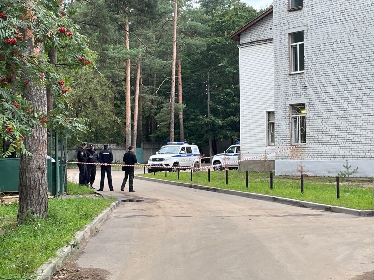 В Твери у морга дежурят сотрудники ведомств