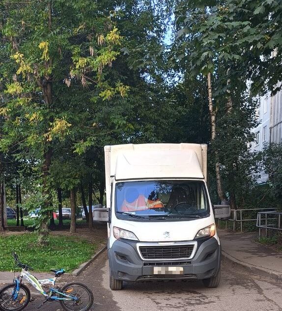 В Твери фургон сбил 8-летнего велосипедиста