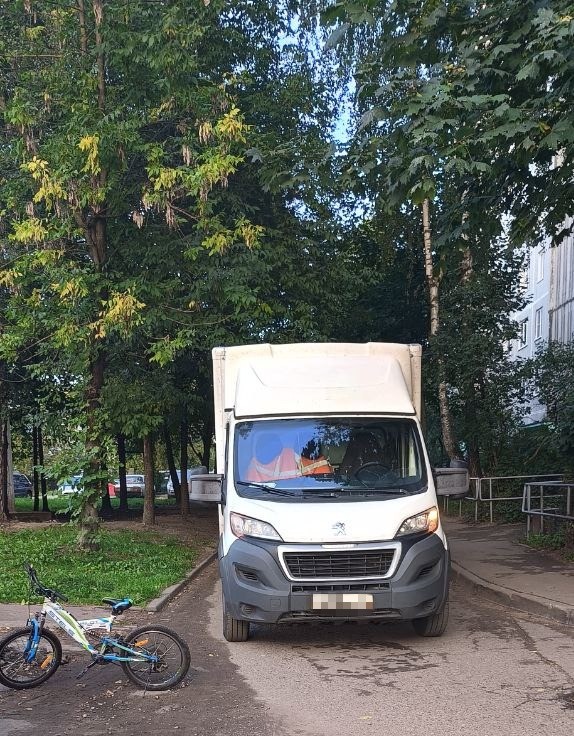 В Твери фургон сбил 8-летнего велосипедиста