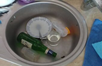 Стало известно, как маленькая девочка оказалась одна в подъезде тверской многоэтажки