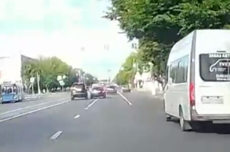 Ранним утром в Твери водители устроили разборки на дороге в стиле "Форсаж" Ранним утром в Твери водители устроили разборки на дороге в стиле "Форсаж"