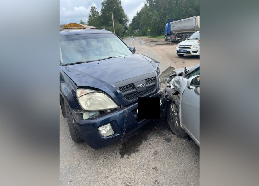 В Твери Volkswagen врезался в бетонные блоки, есть пострадавший