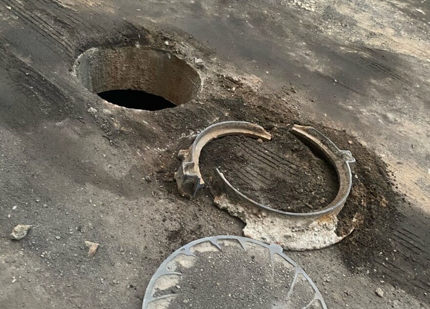 Тверитян предупреждают об открытых люках в центре города