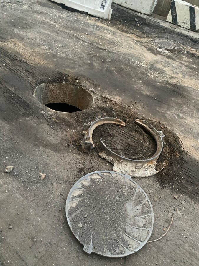 Тверитян предупреждают об открытых люках в центре города