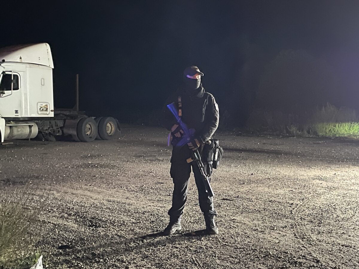 С места событий: территорию вокруг места крушения самолета оцепили силовики