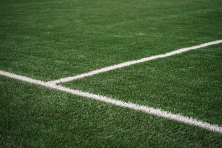 Во время матча "Динамо Киров" - "Тверь" в руках болельщика взорвалась петарда