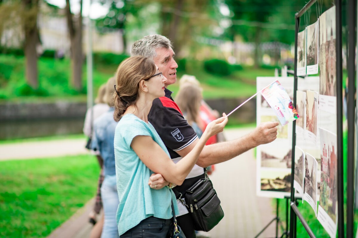 На набережной Вышнего Волочка появилась лодка с герба города