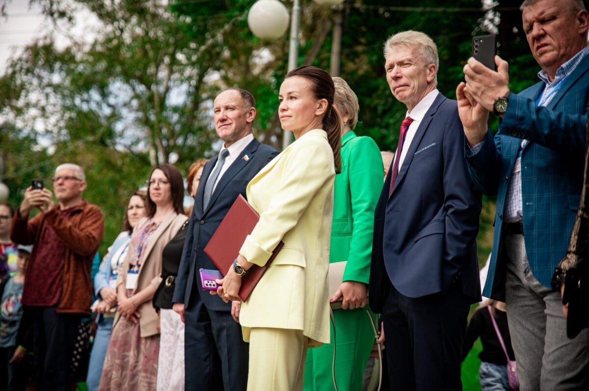 На набережной Вышнего Волочка появилась лодка с герба города