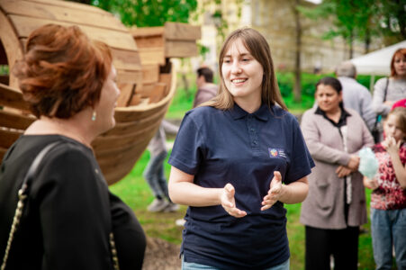 На набережной Вышнего Волочка появилась лодка с герба города На набережной Вышнего Волочка появилась лодка с герба города
