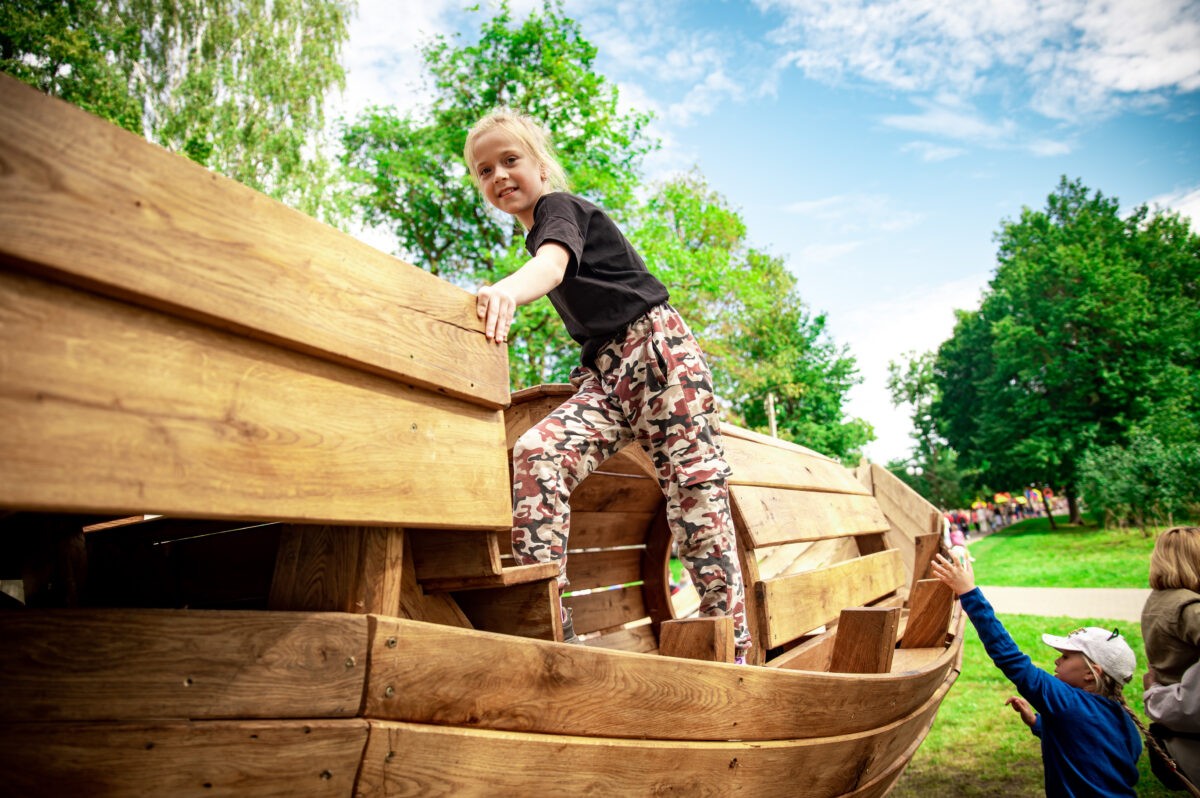 На набережной Вышнего Волочка появилась лодка с герба города