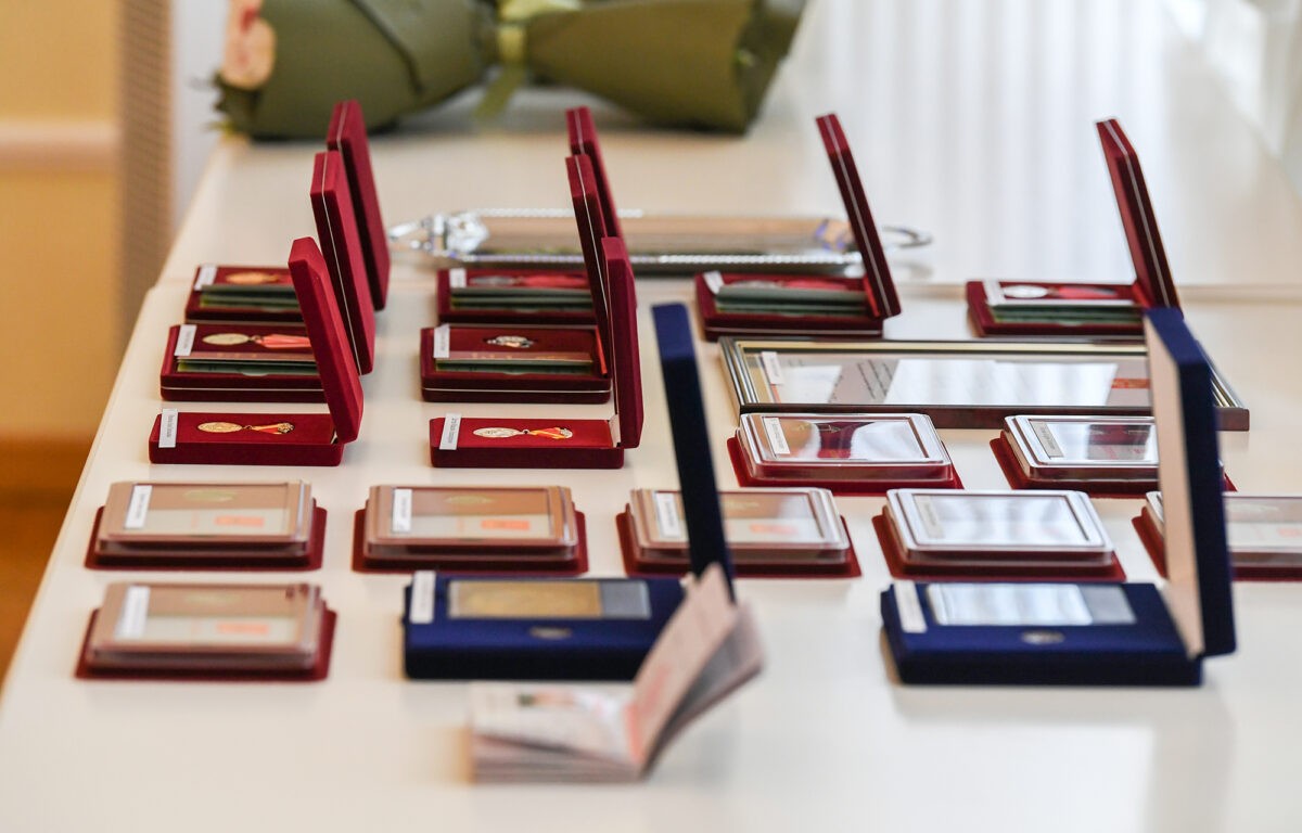 Губернатор Игорь Руденя в День государственного флага РФ вручил награды жителям Верхневолжья